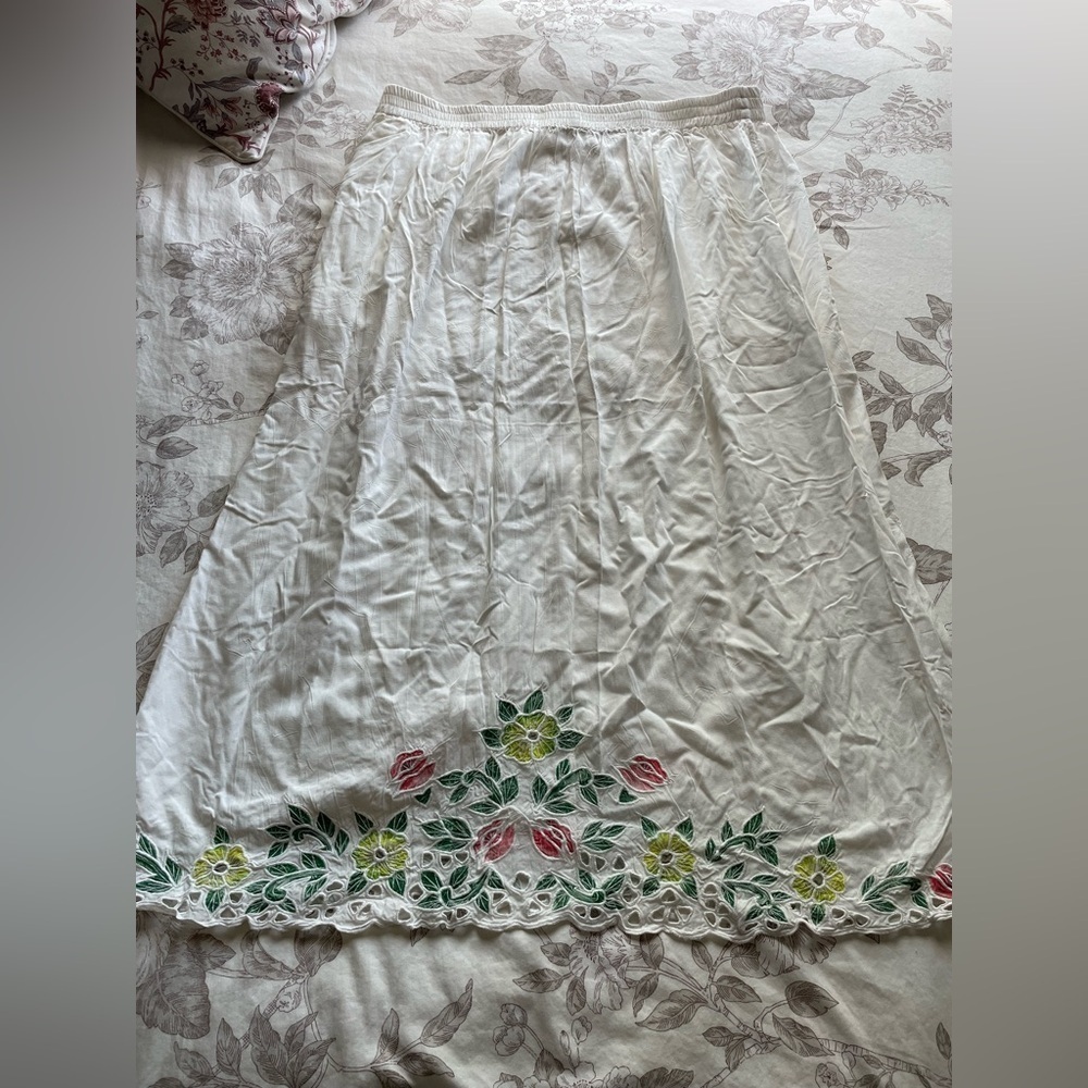Vintage White Pull On Rayon Maxi Skirt Embroidered Floral Hem 18/20 Cottage Boho
